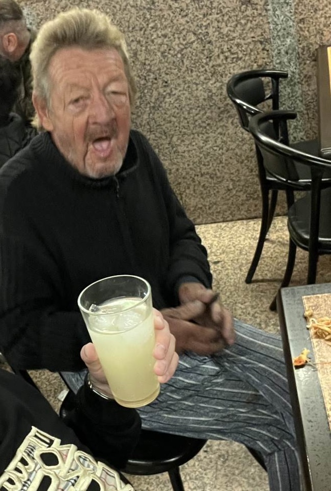 Benidorm mourns the loss of local legend ‘Dutch Danny,’ a beloved street entertainer. Fans and expats have raised over £1,065 to cover his funeral costs after his passing.