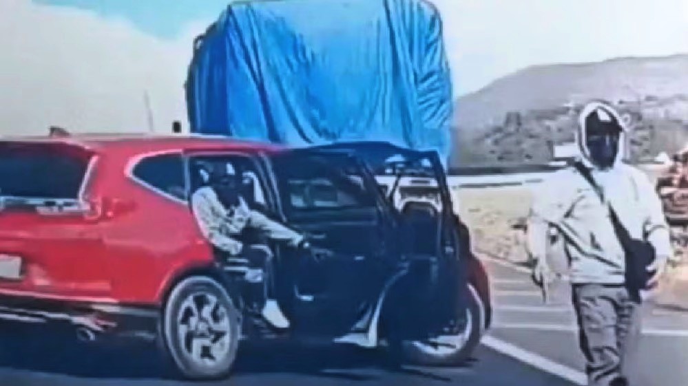 Watch a quick-thinking driver outsmart armed carjackers with daring reverse maneuvers on Mexico-Texcoco highway, escaping a high-stakes chase caught on dashcam.
