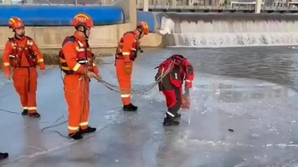Winter swimming enthusiast Lu Man dies after getting trapped under ice during a challenge in Hunan, China. Experts warn of the dangers of ice swimming.