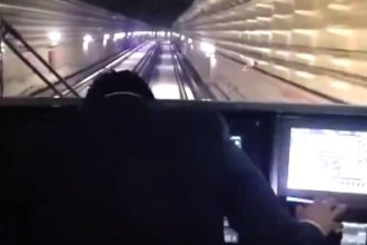 A tube driver in Mexico City was filmed allegedly drunk on the job, swaying and struggling to keep balance. Passengers grew concerned, but authorities are investigating. If proven true, corrective actions will be taken.