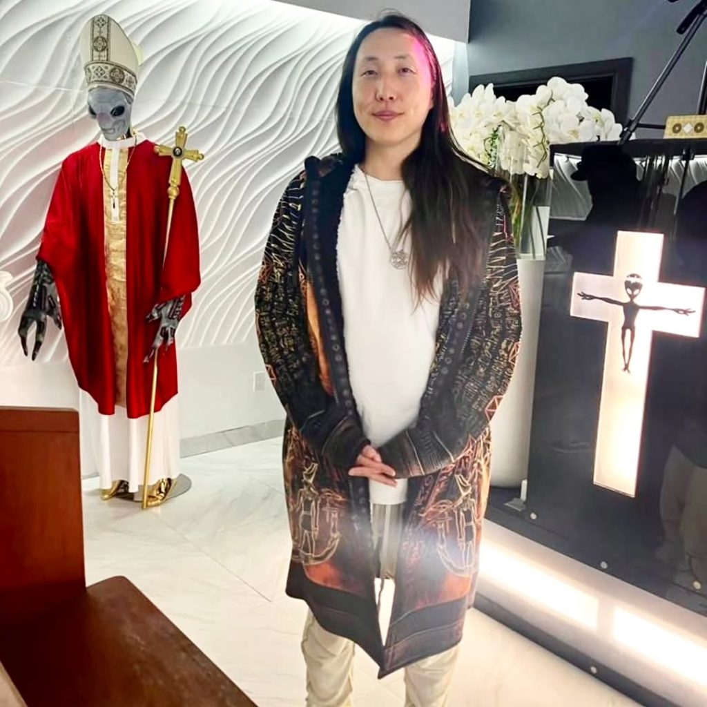 'Alien church' healer selling ‘energy pins’ for up to £8,000 | Need To Know
