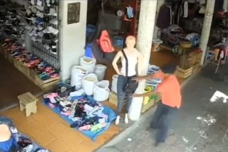 A crook tried to snatch a bag from a mannequin, mistaking it for a real person. The failed robbery in Bolivia was caught on CCTV and has gone viral online.