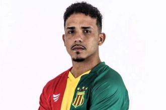 Footballer Gabriel Protásio, 26, dies of a heart attack just minutes before kickoff in Brazil. His club, XV de Jaú, mourns the loss of their beloved midfielder.