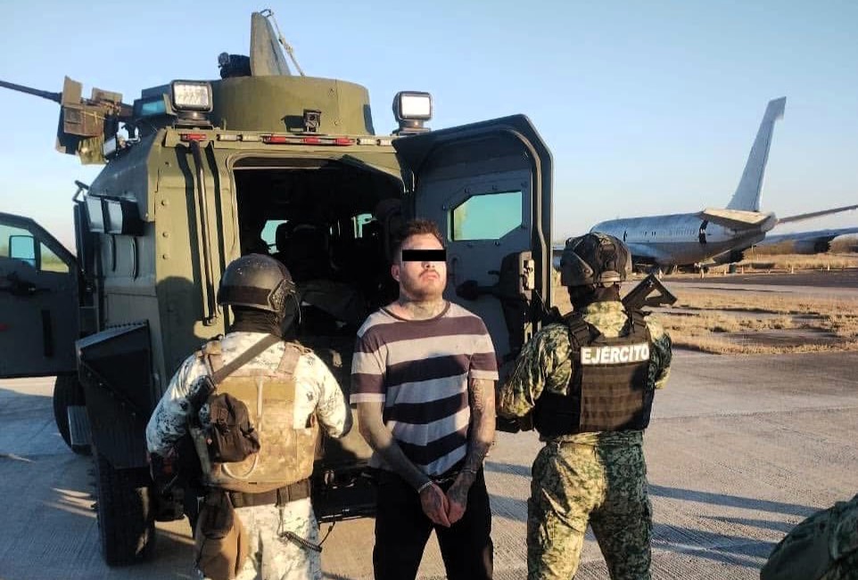A violent gunfight between soldiers and cartel members near the US-Mexico border shut down Nuevo Laredo airport after the arrest of a cartel boss.