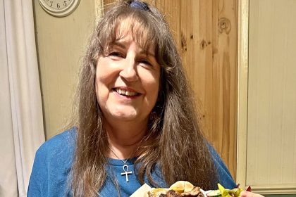 A woman mistook a heart attack for indigestion after eating a Doner kebab. Now, she avoids takeaways and raises awareness about heart health.