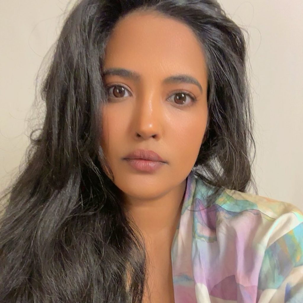 Woman wakes up with amnesia, forgetting her family & reliving '50 First Dates.' Her journey to recovery & love unfolds in Amazon's docu-series '50,000 First Dates.'