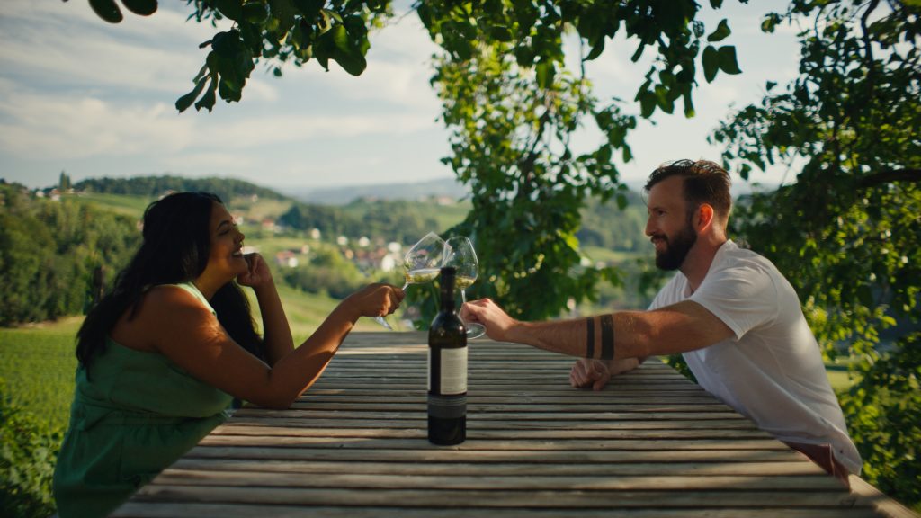 Woman wakes up with amnesia, forgetting her family & reliving '50 First Dates.' Her journey to recovery & love unfolds in Amazon's docu-series '50,000 First Dates.'