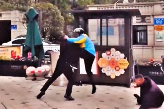 A delivery driver in China unleashed kung fu-style moves on security guards in a dramatic street fight, knocking them down with kicks and punches before bystanders intervened.