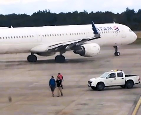 A man was arrested after bypassing security and blocking a plane on the runway at El Tepual Airport in Chile. He now faces possible charges for his reckless actions.