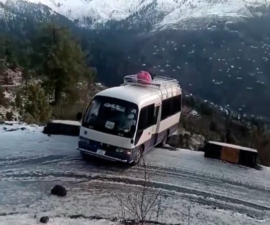 A coach slipped off an icy cliff in Pakistan-controlled Kashmir, killing five passengers. Shocking footage shows the driver leaping out moments before the fatal plunge.