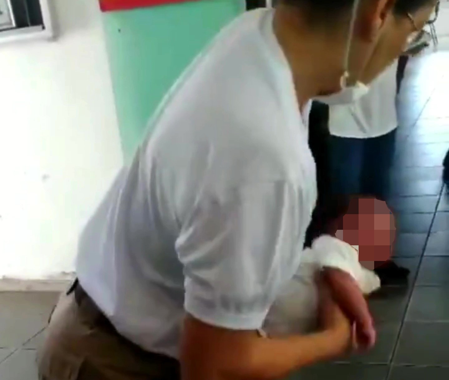 A hero cop in Brazil saved a choking four-day-old baby by clearing her airways just in time. The dramatic rescue was captured on video, leaving locals praising the officer.