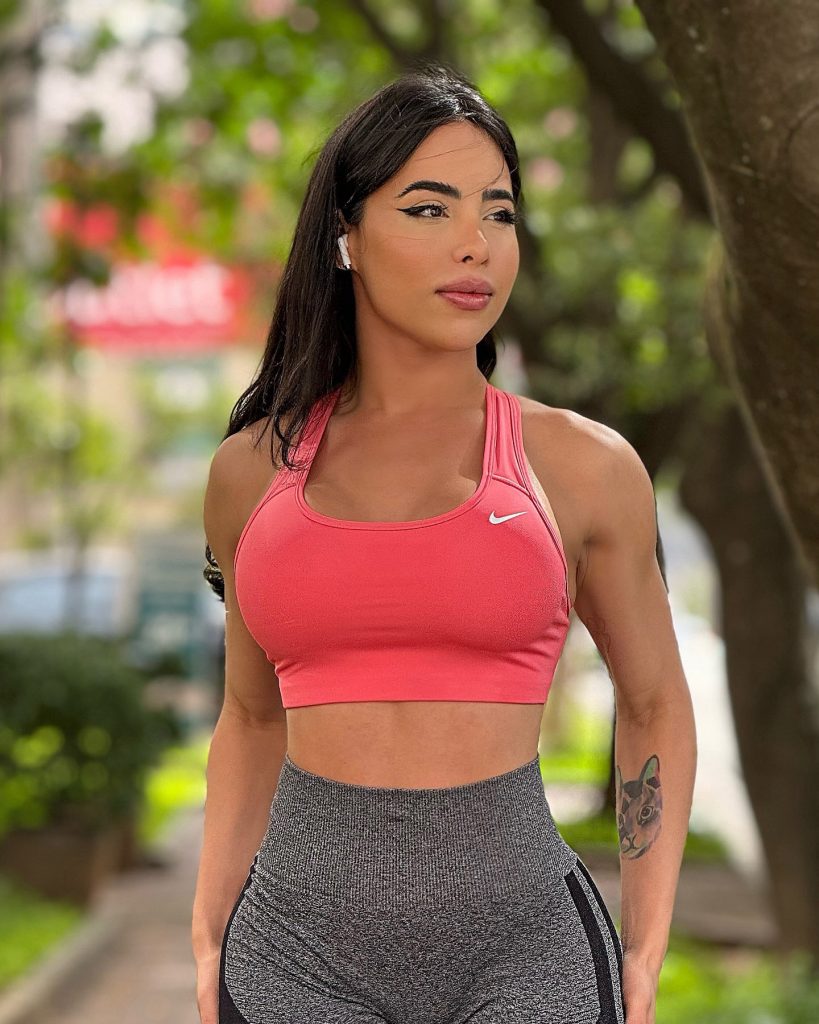 Fitness influencer Renata Pereira takes first dates to the gym - if they can't keep up, they're out. See why fitness is a dealbreaker in her love life.