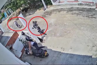 A former police officer fought off two armed thieves outside her home in Colombia, using her helmet as a weapon and chasing them off despite sustaining injuries.