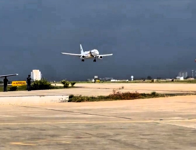 Brazilian President Lula da Silva’s plane aborted landing due to strong tailwinds at Sorocaba Airport, safely touching down after a second approach following the maneuver.