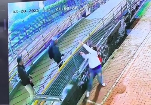 A woman in Bogotá escaped two knife-wielding muggers by using parkour to jump off a footbridge. She landed safely and fled, leaving viewers amazed by her quick reflexes.