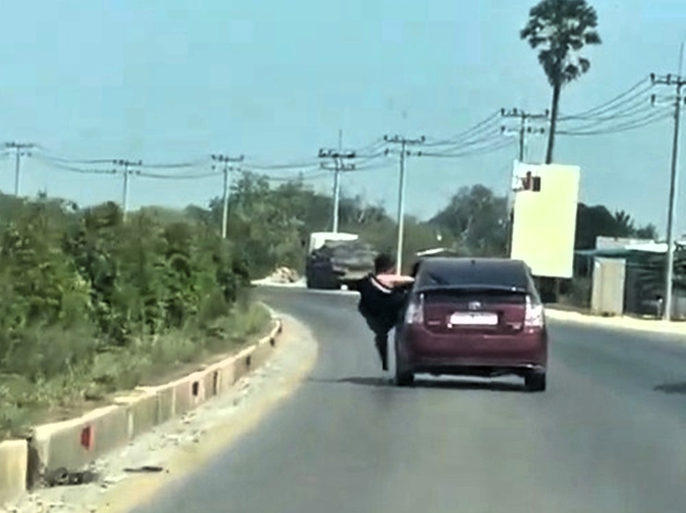 A Chinese businessman escaped a kidnapping in Cambodia by jumping from a moving car after being lured by a fake job offer. Police are investigating the shocking incident.