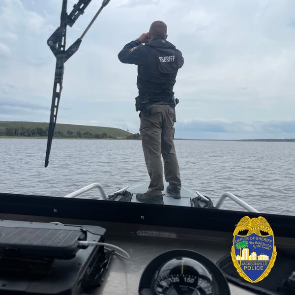 Dad, two kids and gran killed in tragic boat accident on St. Johns River, Florida. None wore life jackets. Four others survived. A fundraiser has raised over £47,000.