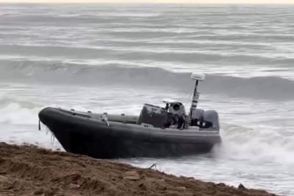 A suspected drug-smuggling boat washed up on a Costa del Sol beach with 45 abandoned fuel drums, as Spanish authorities investigate the vessel’s mysterious origins.
