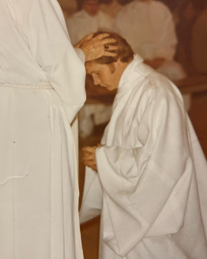 A man has been arrested over the killing of beloved US priest Richard Gross, who was found suffocated in a Málaga holiday flat in January. A second suspect was held in January.