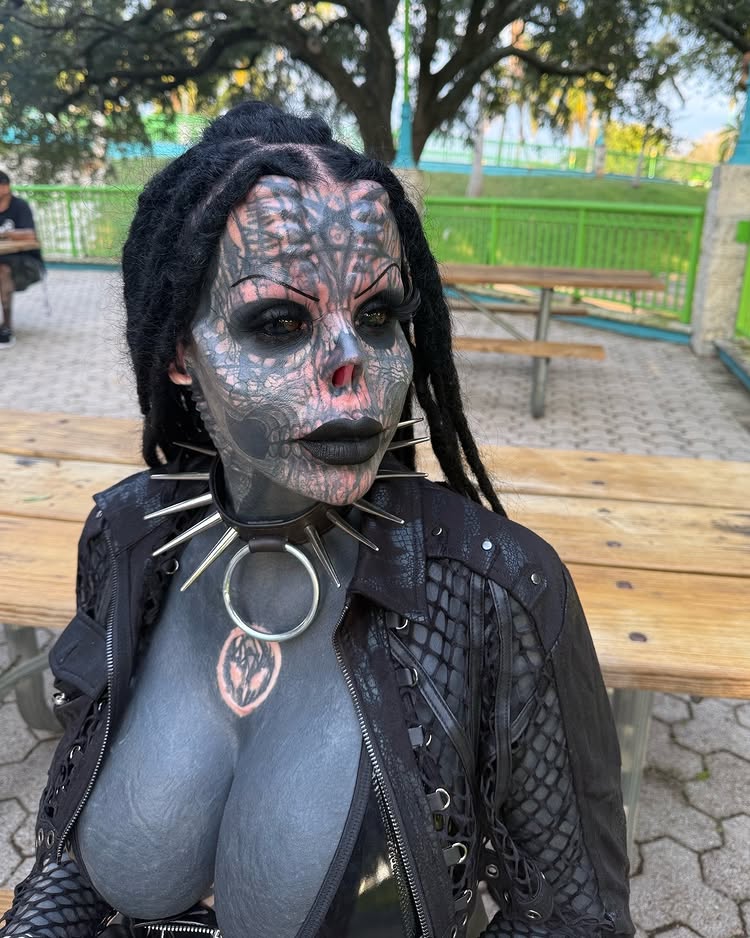 Toxii, a Belgian body modification artist, went viral after removing her nose and keeping it in a jar - reactions range from admiration to fear and harsh criticism.