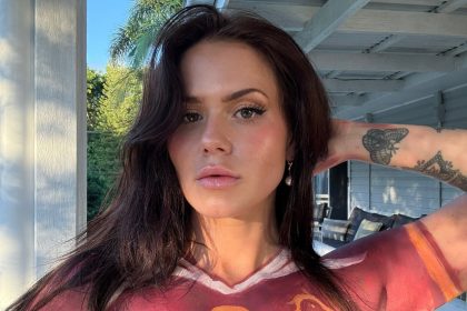 OnlyFans model Arabella Mia body-painted an Arsenal kit onto her skin to show her fandom, sharing the three-hour artwork with 360,000 Instagram followers.