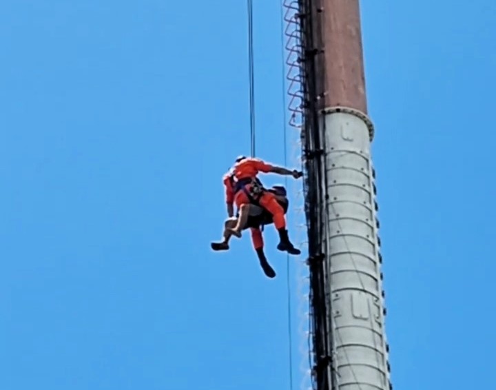 Bungling cable thief rescued from 130ft phone mast in Brazil - man cut copper wires but got stuck, then winched down by fire crew and arrested by police.