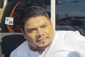 Gang leader Alex Beltrán Moncada Gómez was arrested in Honduras after using orange Trump-like makeup to hide his tattoos, sparking jokes online about his poor shade match.