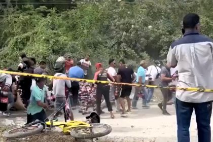 A crowd looted Coca-Cola bottles from an overturned truck in Ciénaga, Colombia, ignoring the injured driver’s pleas for help. Police filmed the scene and warned it is a crime.