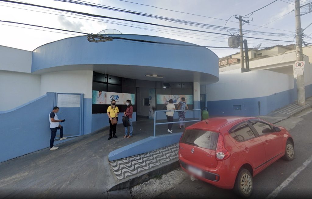 A cyclist died after misjudging a high kerb and hitting his head on the road while riding home from work in Brazil with a passing paramedic unable to save him.