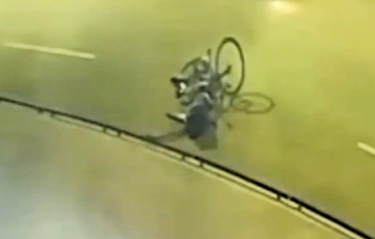 A cyclist died after misjudging a high kerb and hitting his head on the road while riding home from work in Brazil with a passing paramedic unable to save him.