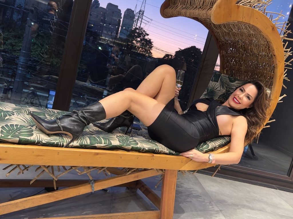 Influencer Ju Isen wears a fake wedding ring to avoid unwanted male attention - saying it sets boundaries and helps her enjoy peace without constant interruptions.