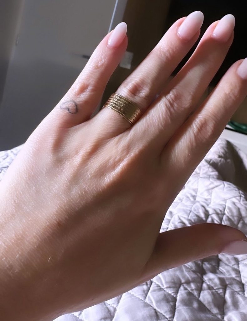 Influencer Ju Isen wears a fake wedding ring to avoid unwanted male attention - saying it sets boundaries and helps her enjoy peace without constant interruptions.
