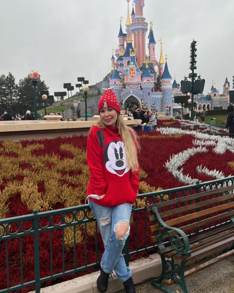 Influencer Ju Isen wears a fake wedding ring to avoid unwanted male attention - saying it sets boundaries and helps her enjoy peace without constant interruptions.