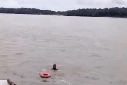 A woman struggling in a fast moving river in Brazil was saved by quick thinking locals who threw her a lifebuoy and pulled her aboard before she was rushed to hospital.