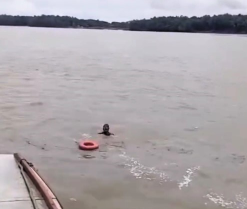 A woman struggling in a fast moving river in Brazil was saved by quick thinking locals who threw her a lifebuoy and pulled her aboard before she was rushed to hospital.