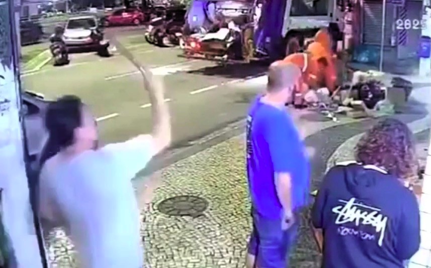 A man was stabbed in the head with a machete while smoking outside a bar in Angra dos Reis, Brazil. The suspect was arrested and the victim treated for non-life-threatening injuries.