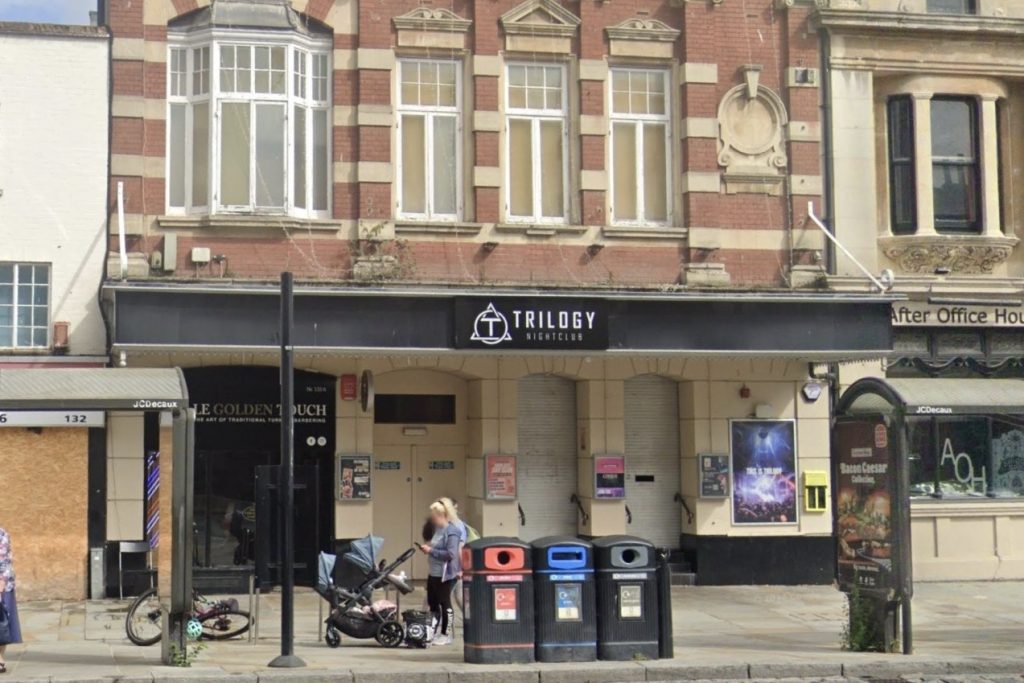 Dappy slammed a fan for dropping his mic during a £6 gig in Colchester - with mixed crowd reactions as the rapper’s frustration played out live on stage.