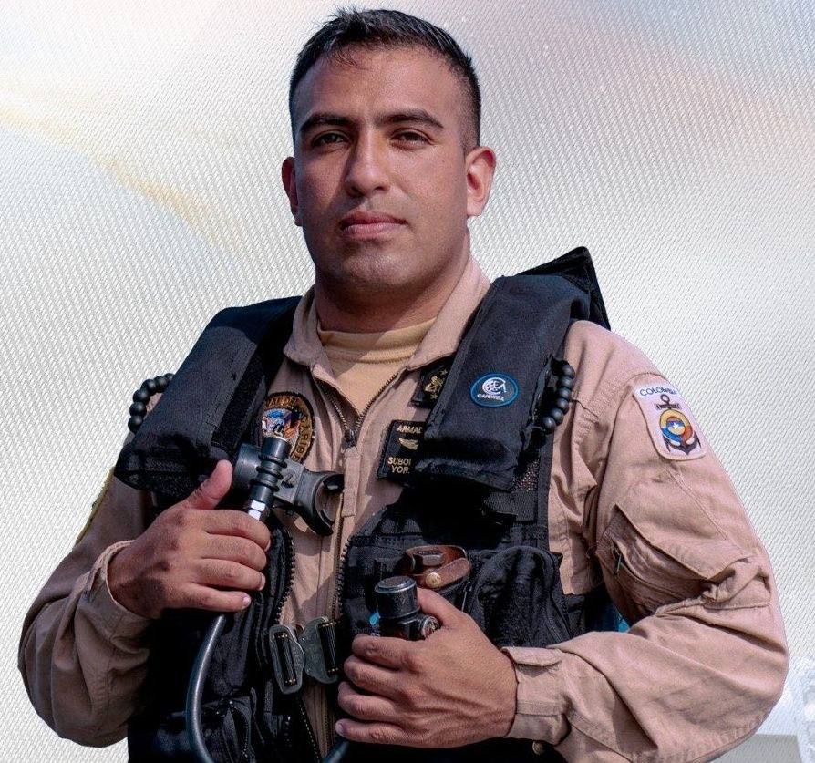 A Navy pilot died after a Bell 412EP helicopter crashed into a lake in Colombia during a supply mission, following a reported technical failure and loss of consciousness.