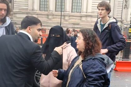 Suited man with ankle tag pushes through pro-Palestine protesters to reach court - pleads with crowd before sprinting back to car in dramatic Westminster clash.