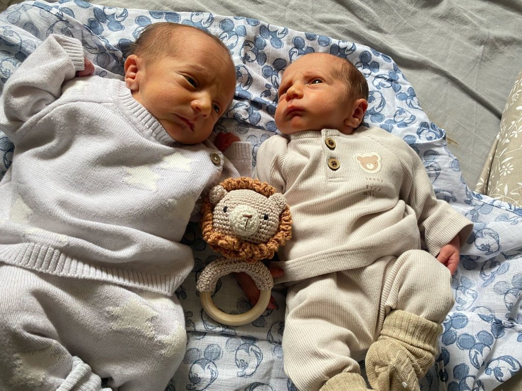 Pregnant mum discovers life-threatening ovarian cancer during twin scan—surgery delayed to protect unborn sons. Now cancer-free, she says they saved her life.