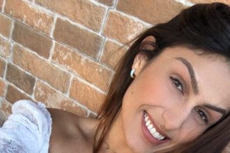 Real estate agent Sany Galdino was bitten by a snake while filming a property video in Brazil, ending up in ICU before recovering and sharing her dramatic ordeal online.