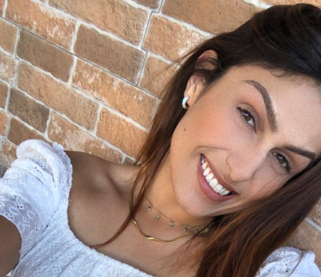 Real estate agent Sany Galdino was bitten by a snake while filming a property video in Brazil, ending up in ICU before recovering and sharing her dramatic ordeal online.