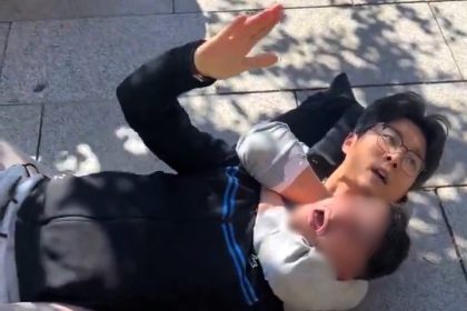 A photographer in Barcelona tackled and restrained a suspected thief in a chokehold after an attempted camera snatch, earning praise from onlookers and applause as police arrived.