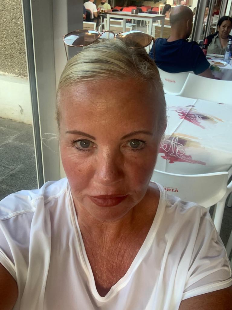 Amanda Strowbridge lost over three stone using weight loss jabs and says slimming groups like WeightWatchers are outdated, calling jabs easier and more effective long term.