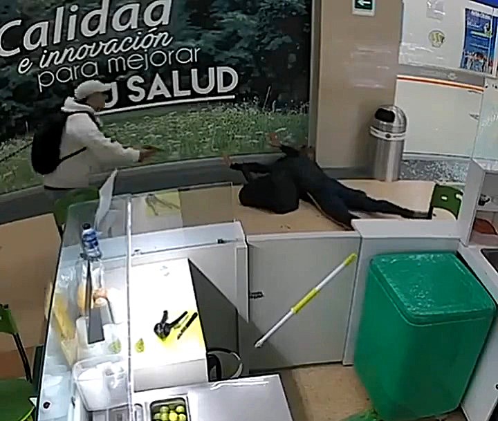A gang ambushed security guards at a Barranquilla mall ATM, sparking a chaotic shootout before fleeing with cash as police hunt suspects possibly treated at secret clinics.