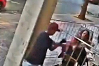 A woman was violently robbed of her gold chain while dining at a café in Brazil, with CCTV capturing the suspect's brazen attack linked to the notorious 'Gangue da Correntinha'.