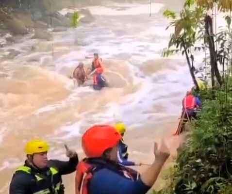 Three US tourists were rescued from Puerto Rico’s Gozalandia River after being trapped by strong floodwaters. Locals slammed them as “irresponsible” for risking lives.