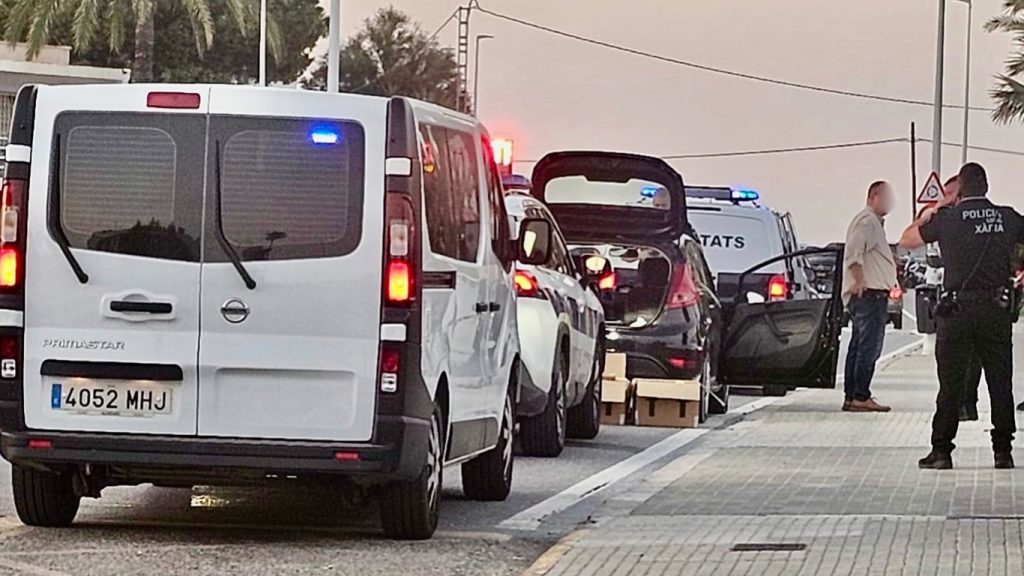 A British couple were arrested in Jávea, Spain after police found 48g of cocaine hidden in their car. The driver tested positive and now faces drug trafficking charges.