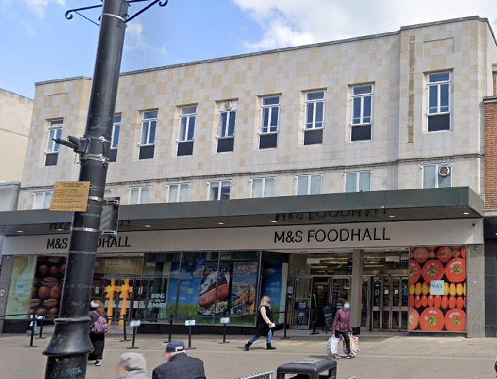 Posh shoplifter busted in Romford after M\&S theft as Met Police on toy store bikes built by Smyths chase him down and make arrest to applause from locals.