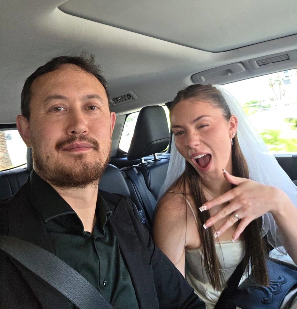 After a venomous tiger snake bite left him with amnesia, snake hunter Mark Pelley fell in love all over again and just married Rebecca in a heartwarming twist of fate.